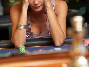 Woman-losing-at-roulette-table